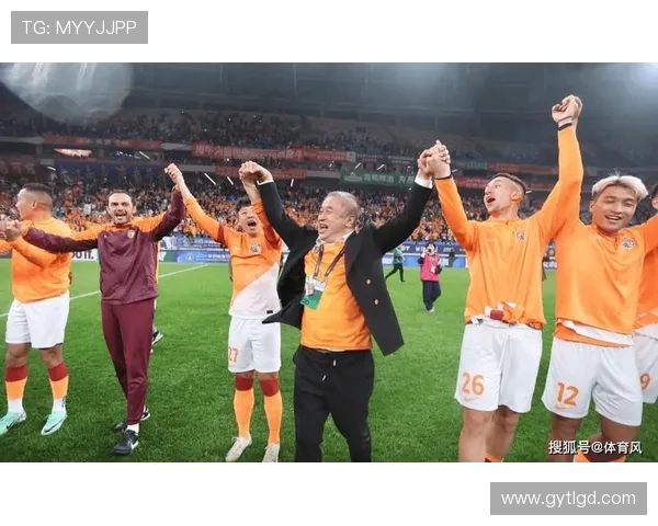 广州足球队配合变革引发热议球迷期待新战术带来的精彩表现